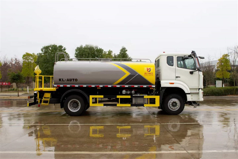 重汽寬體寬臥綠化噴灑車(chē)現(xiàn)貨供應(yīng)