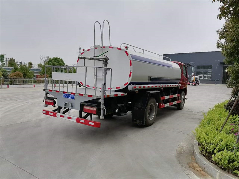 飛碟奧馳V3綠化噴灑車清倉大甩賣