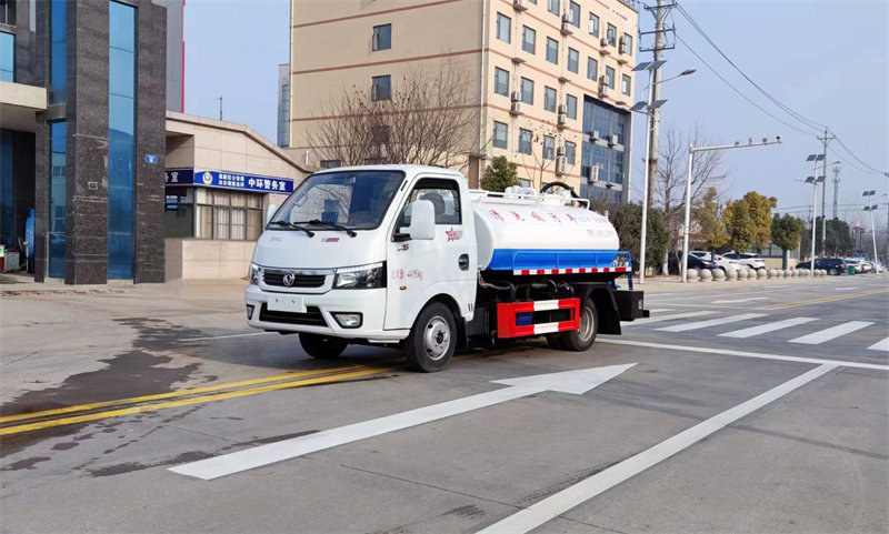 東風(fēng)小型清洗吸污車馬力大動(dòng)力足