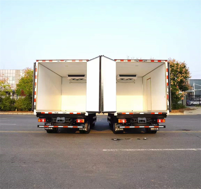重汽統(tǒng)帥高端藍(lán)牌冷藏車驗收完工