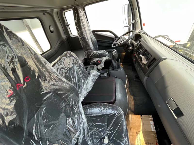 6米8江淮德沃斯Q9肉鉤冷藏車配置