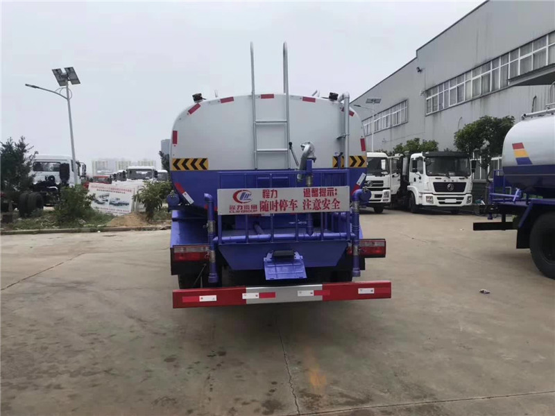 12噸東風(fēng)專底灑水車圖片及配置評測