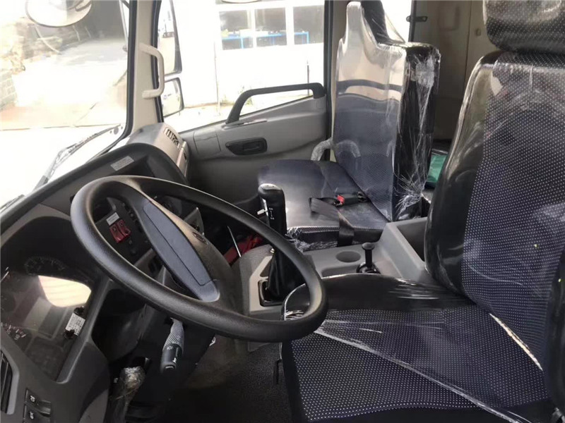 12噸東風(fēng)專底灑水車圖片及配置評測