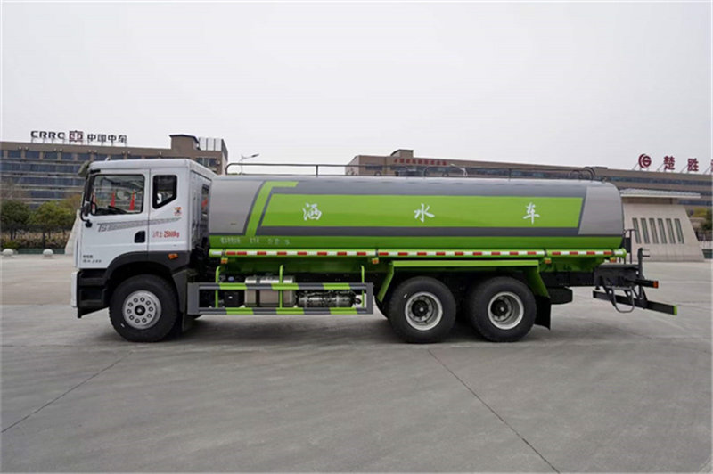 東風(fēng)T5后雙橋20噸灑水車調(diào)試完成