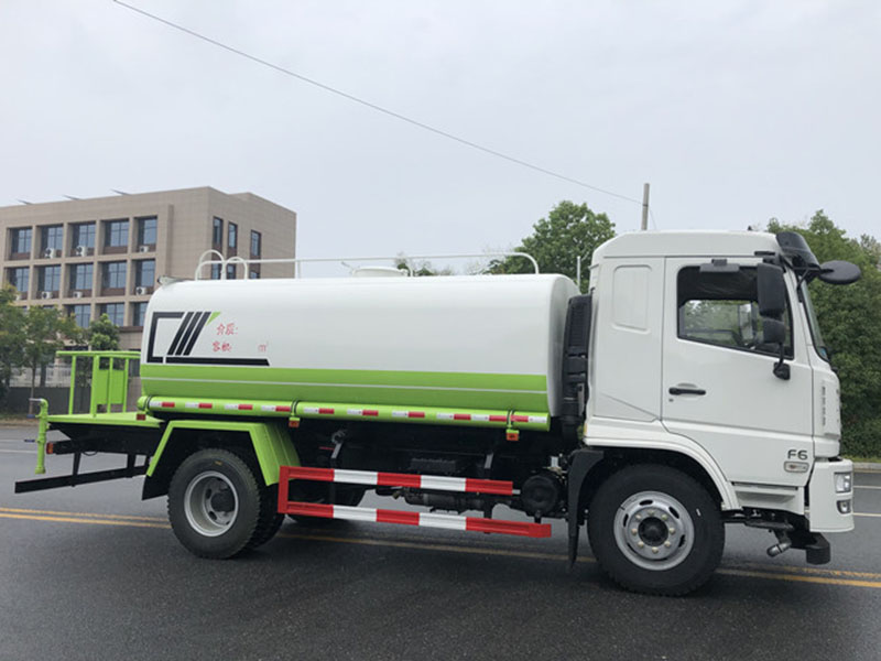 10方國六大運綠化灑水車底盤上裝評測