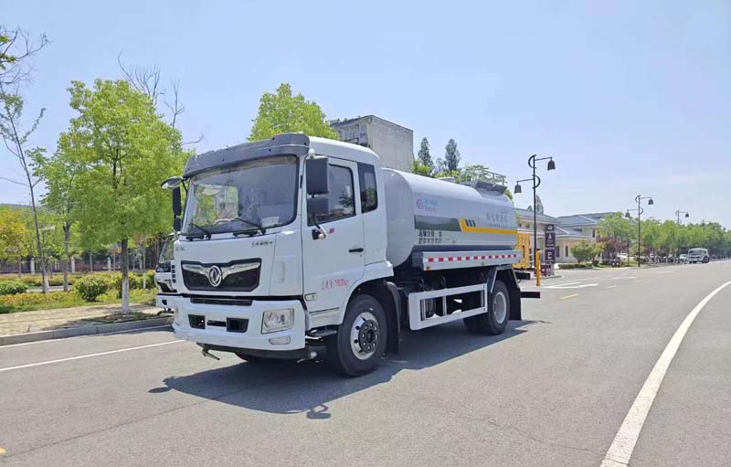 12方灑水車配置價(jià)格大PK