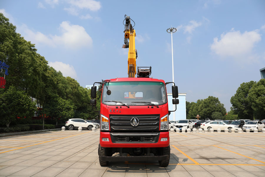 航天萬山四驅(qū)越野抓斗式垃圾車-隨車人折臂抓機(jī)