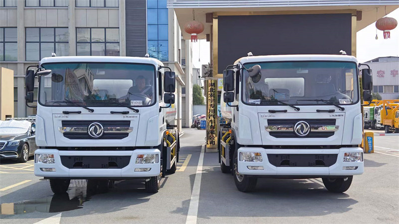 兩臺東風(fēng)D9標(biāo)準(zhǔn)化灑水車發(fā)車