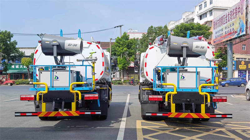 兩臺東風(fēng)D9標(biāo)準(zhǔn)化灑水車發(fā)車