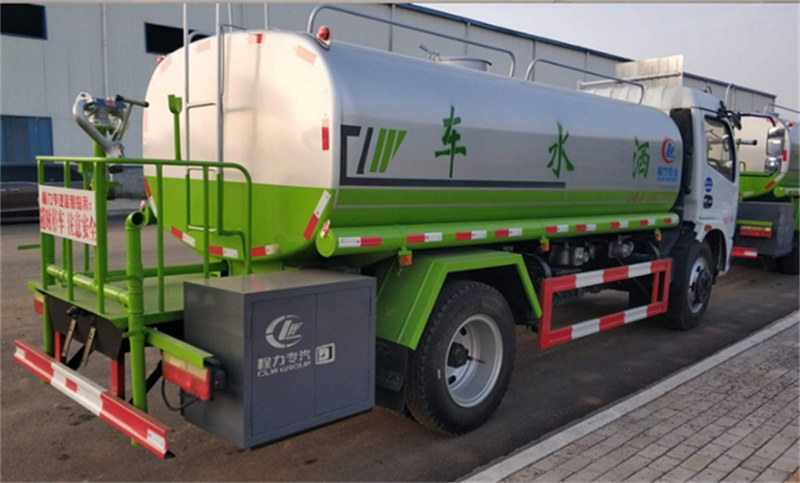 程力環(huán)衛(wèi)灑水車發(fā)車
