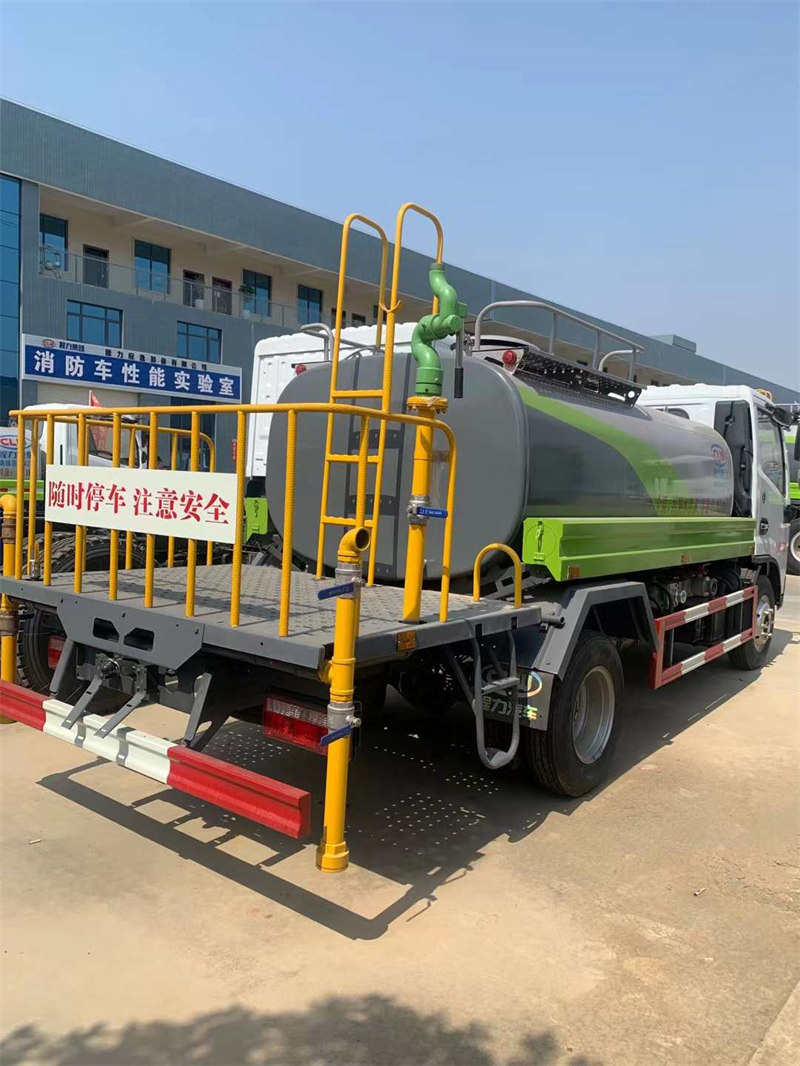 東風(fēng)福瑞卡F6灑水車江總付尾款提車