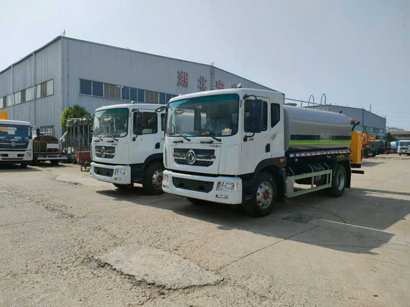 東風(fēng)多利卡D9防撞灑水車