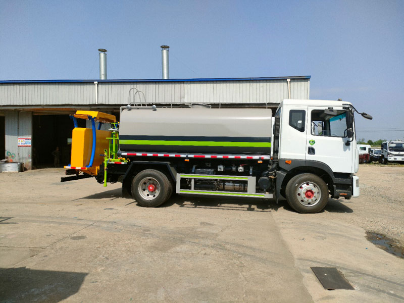 東風(fēng)多利卡D9防撞灑水車