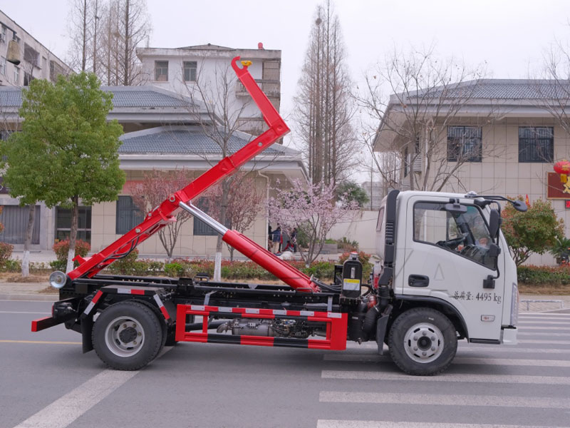 一款可以進地下室的藍牌勾臂垃圾車
