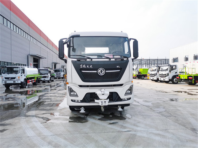 20噸東風天龍灑水車準備發(fā)車