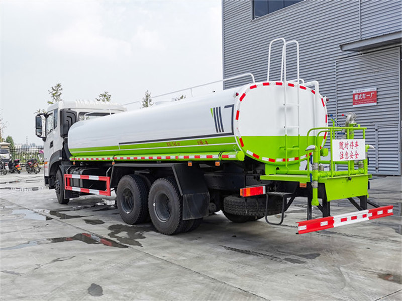 20噸東風天龍灑水車準備發(fā)車