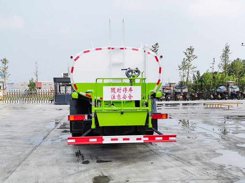 20噸東風天龍灑水車準備發(fā)車