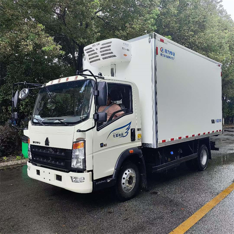 4.2米大馬力冷藏車推薦藍(lán)牌重汽豪沃