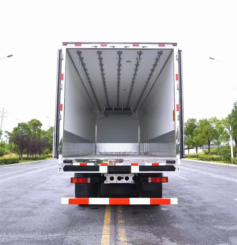 東風(fēng)天龍KL 9米6自動擋冷藏車8月促銷