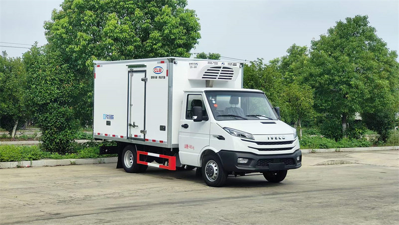 依維柯全新廂式冷藏車8月特價(jià)