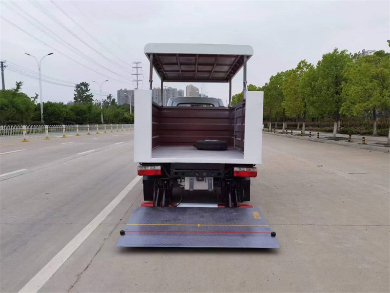 東風途逸密閉式桶裝垃圾車發(fā)車