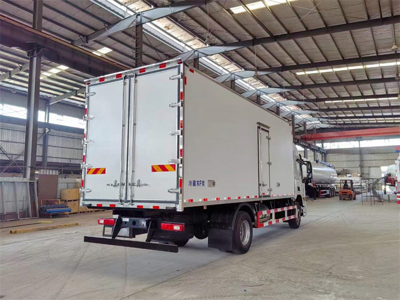 上汽紅巖6.8米冷藏車不到20萬