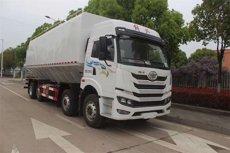 國六解放散裝飼料運(yùn)輸車全新配置