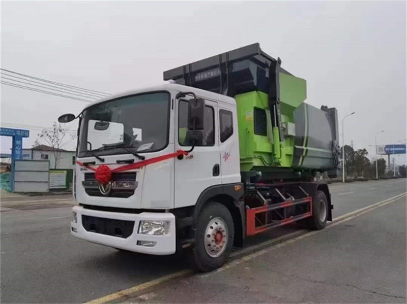 鉤臂垃圾車東風(fēng)D9發(fā)車