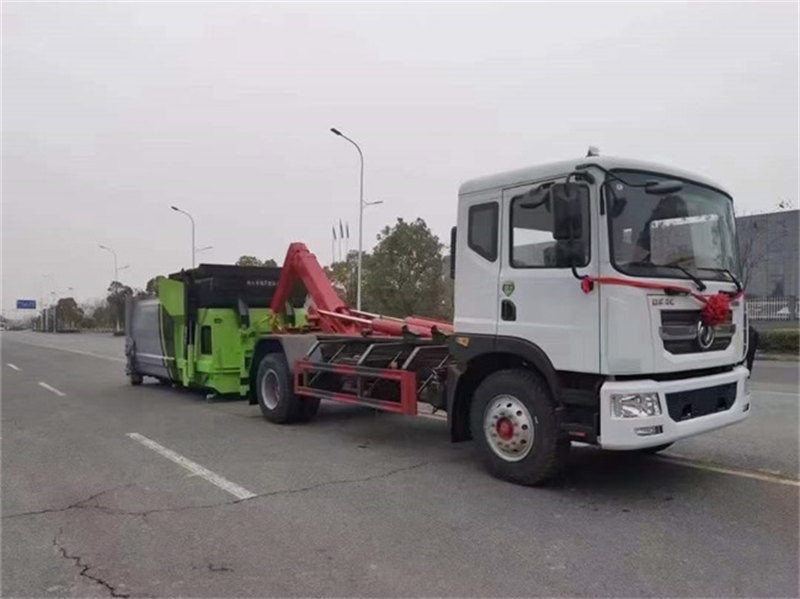 鉤臂垃圾車東風(fēng)D9發(fā)車