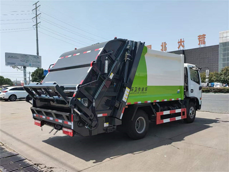 9.5方東風壓縮垃圾車比同款車型多出了2方