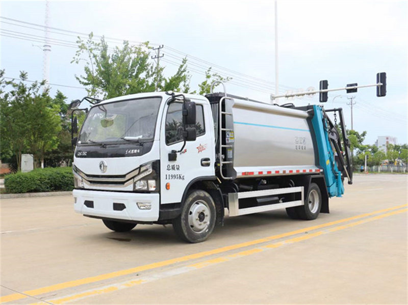 程力垃圾車廠家8方壓縮垃圾車準(zhǔn)備交車