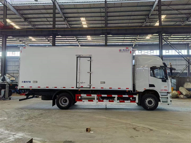6.8米上汽紅巖高頂雙臥冷藏車卷王