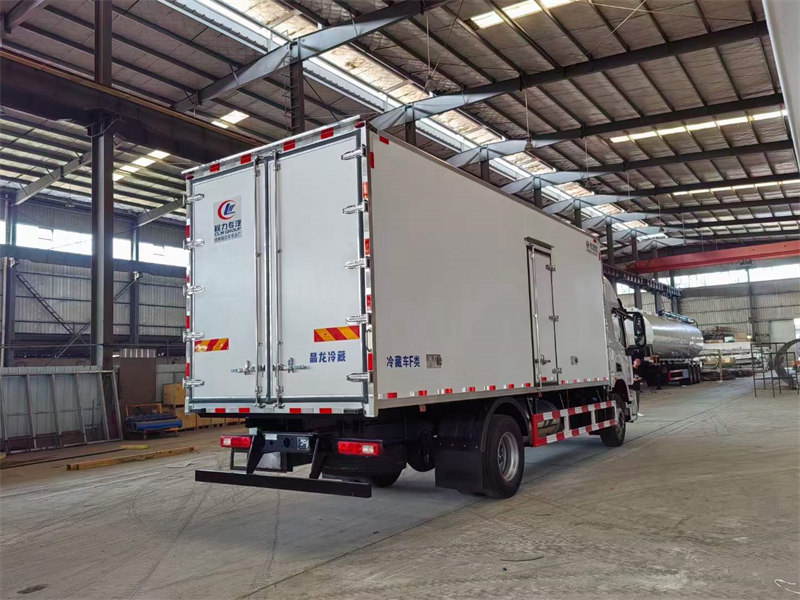 6.8米上汽紅巖高頂雙臥冷藏車卷王