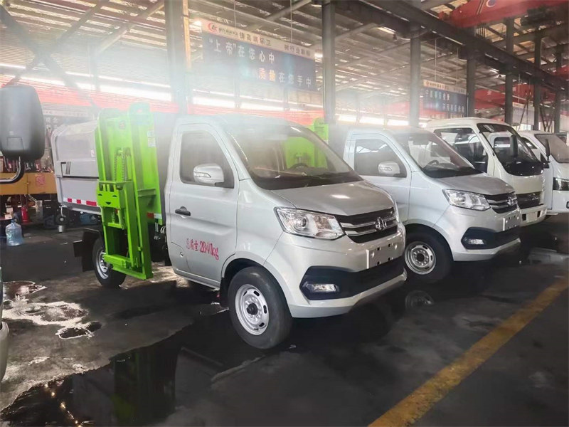 國六B長安3方掛桶垃圾車兩臺藍牌順利交車