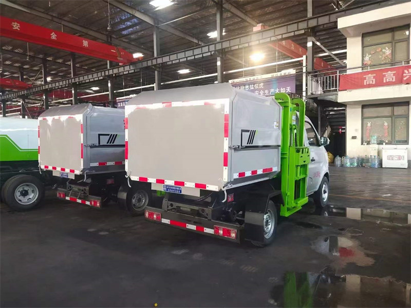 國六B長安3方掛桶垃圾車兩臺藍牌順利交車