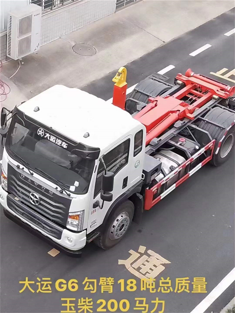 湖北大運勾臂式建筑垃圾車玉柴200馬力