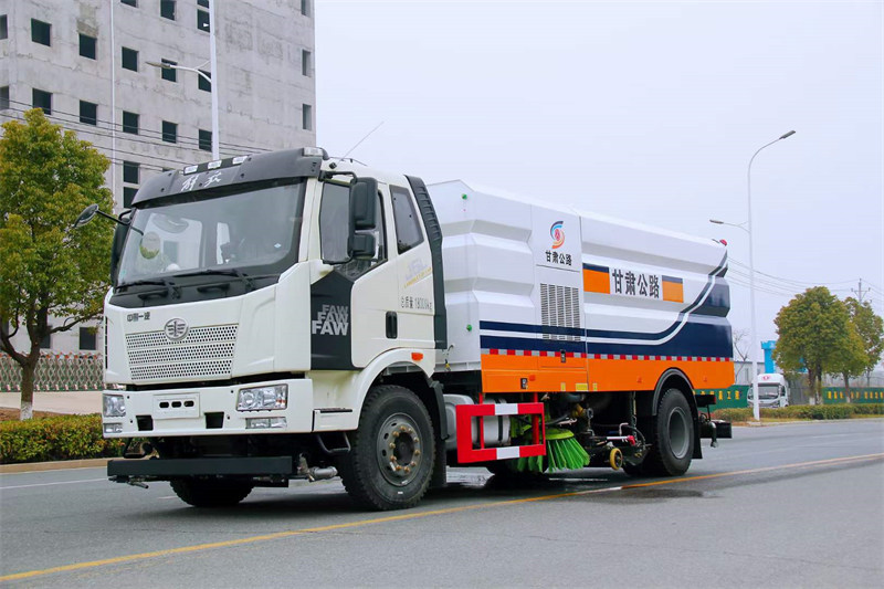 解放洗掃車評(píng)測(cè)9水7塵帶2個(gè)中置掃盤