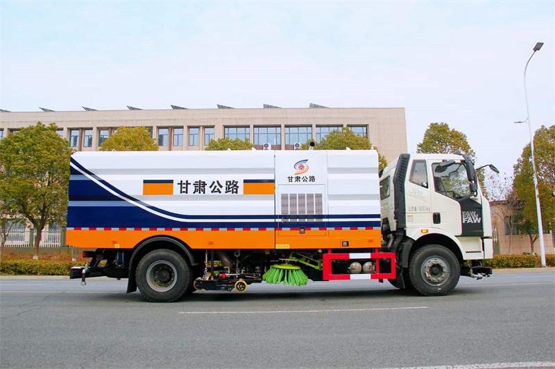 解放洗掃車評(píng)測(cè)9水7塵帶2個(gè)中置掃盤