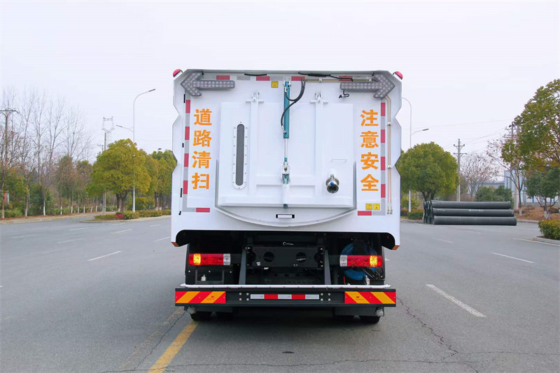 解放洗掃車評(píng)測(cè)9水7塵帶2個(gè)中置掃盤