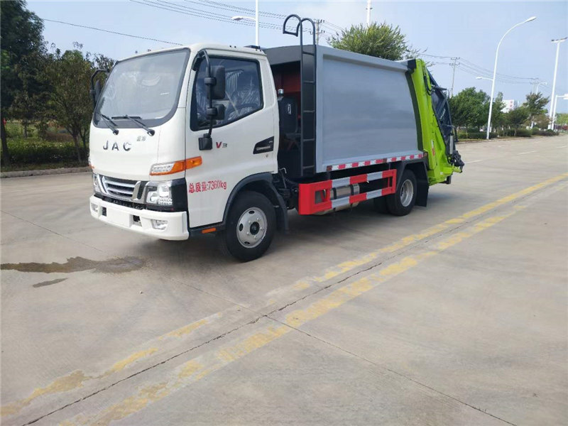 6方江準(zhǔn)駿鈴V3壓縮垃圾車云內(nèi)德威D25TCIF1省油