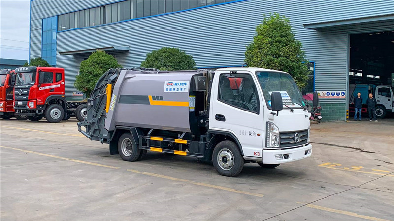 藍(lán)牌4.5方凱馬壓縮式垃圾車