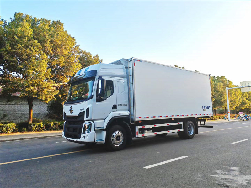 6.8米柳汽乘龍H5冷藏車康機(jī)320馬力