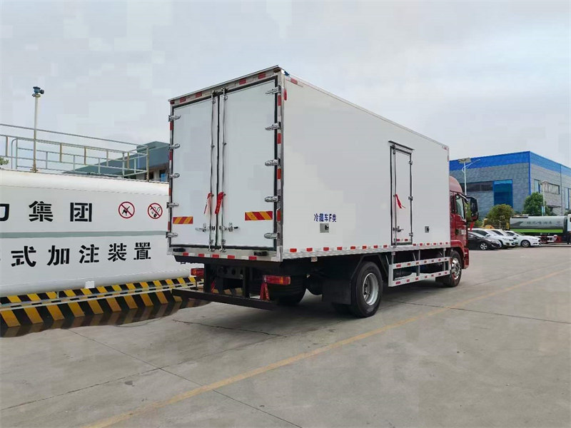 汕德卡新款G5S單橋6.8米冷藏車價格