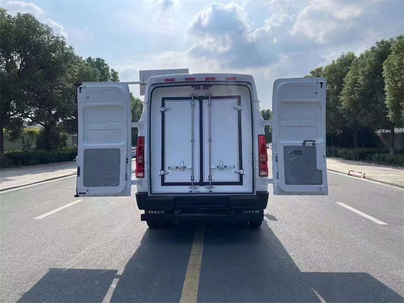 依維柯柴油短軸面包冷藏車雙輪全新得意V35