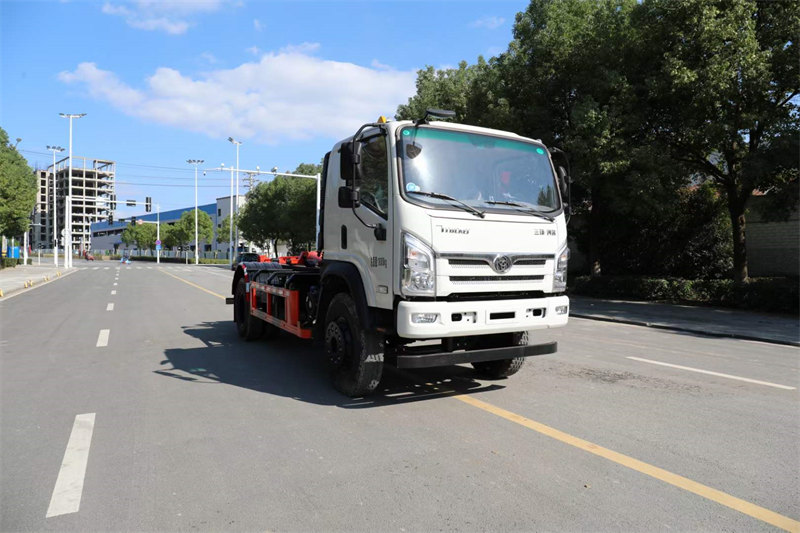 三環(huán)創(chuàng)客勾臂垃圾車4000mm軸距排半駕駛室