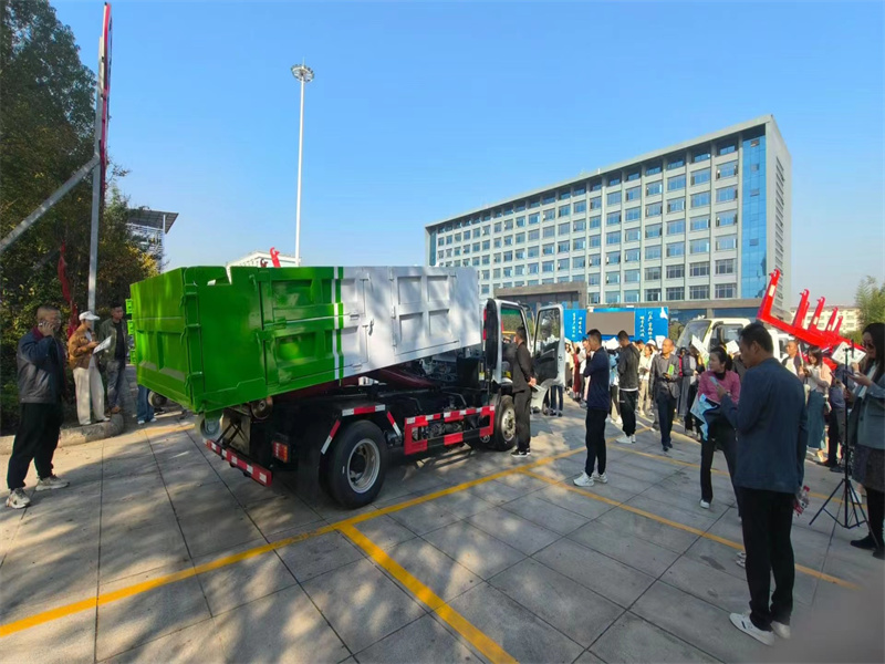 7方藍(lán)牌勾臂垃圾運輸車重汽豪曼小型勾臂建筑垃圾清運車
