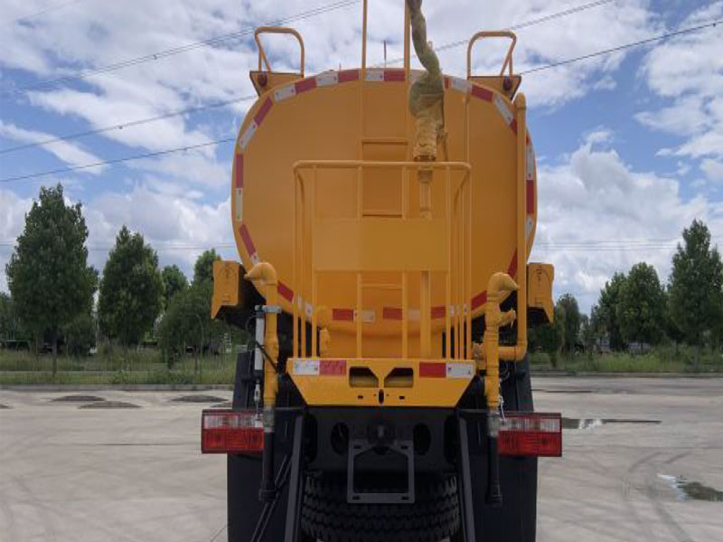 東風(fēng) D9 城市護(hù)欄清洗車CL5180GQXE6