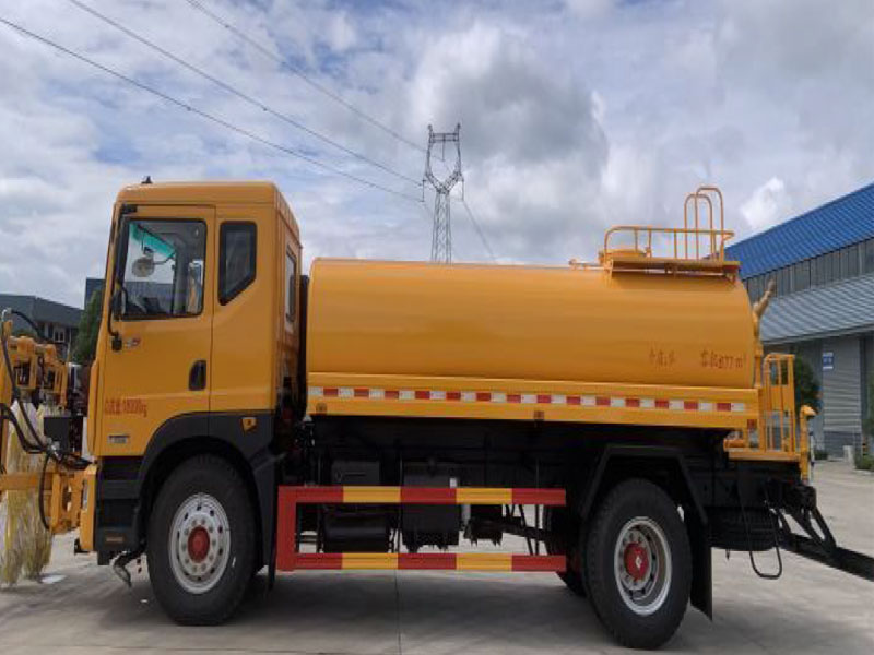 東風(fēng) D9 城市護(hù)欄清洗車CL5180GQXE6