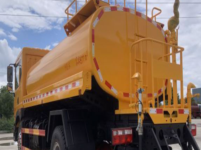 東風(fēng) D9 城市護(hù)欄清洗車CL5180GQXE6