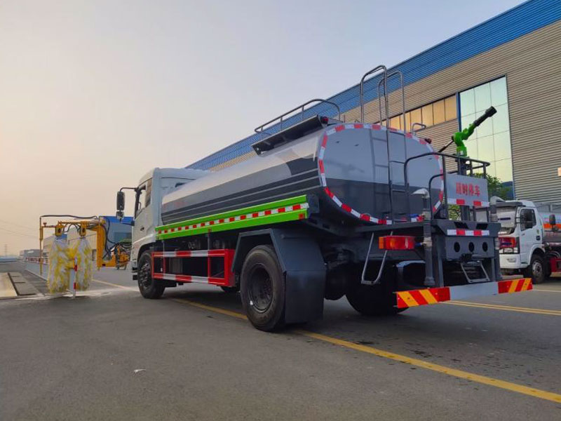 東風(fēng)天錦城市護(hù)欄清洗車CL5180GQXDF6